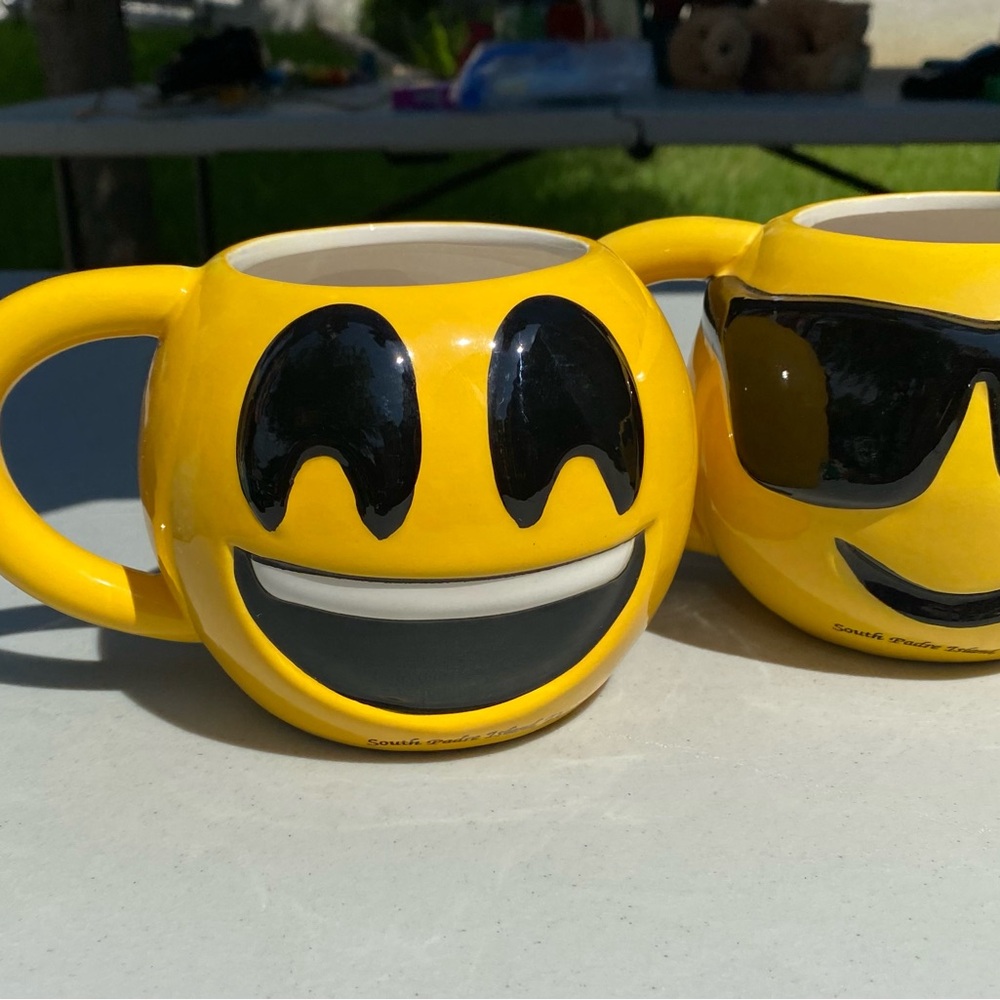 SMILEY MUGS 3pc set 😃 Vintage Large Smiley Face Tongue Mugs Collectible - Picture 6 of 12